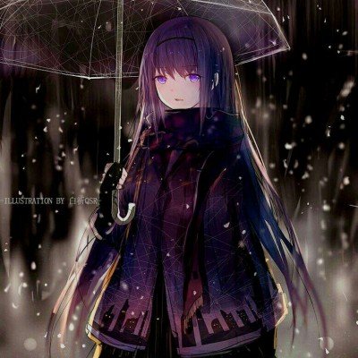 保姆将幼童关狗笼自己只顾玩手机